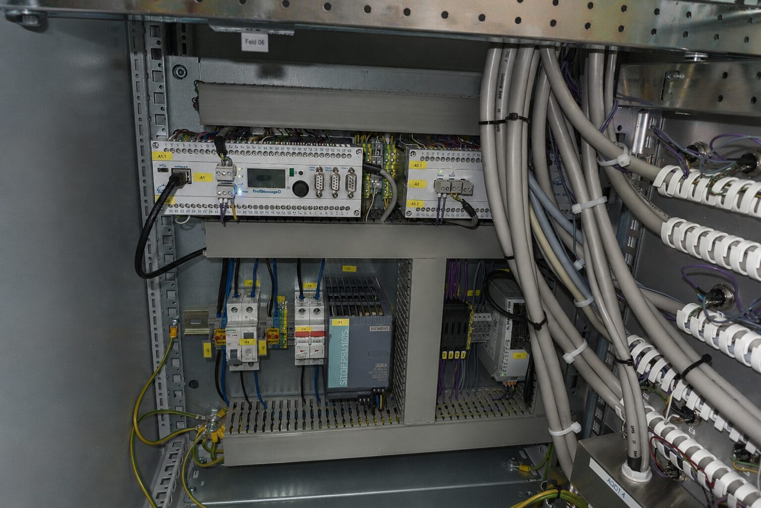Mess- und Prüfschaltschrank Schaltschrank mit ProfiMessage D Hardware ausgestattet